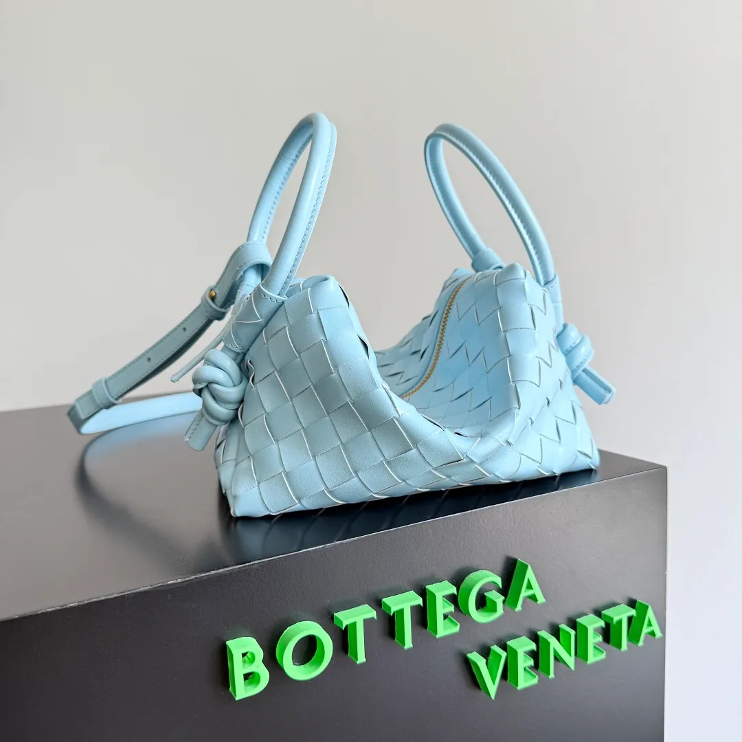 Batch 1360 BOTTEGA VENETA 2024 new loop is here! ! Many girls who like BV have owned the Loop bag. It has a simple appearance, classic weaving, and a compact and lightweight bag shape. This innovation continues the "camera bag" shape. Unlike the traditional Loop bag, which can only be worn as a crossbody bag, this innovation It can be carried by hand or cross-body, satisfying both the concave shape and daily needs. The oversized buckle can be folded and used as a handle. The sultry heat in summer ☀️ usually reduces people's desires. Having a lightweight bag will greatly enhance the happiness of traveling🫧 Style number: 796615 Size: 19*12*9cm